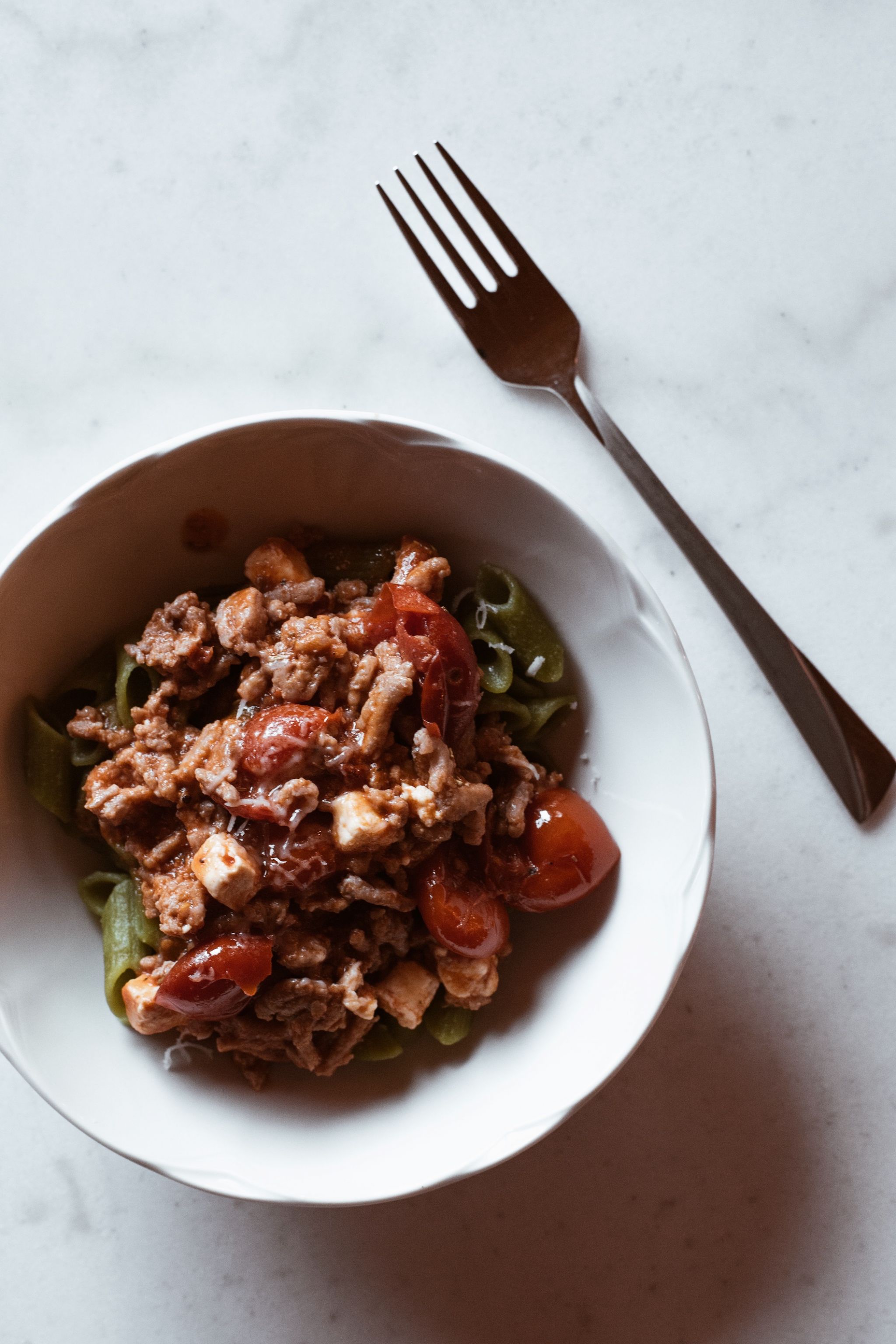 Grønn ertepasta med hjemmelaget tomatsaus