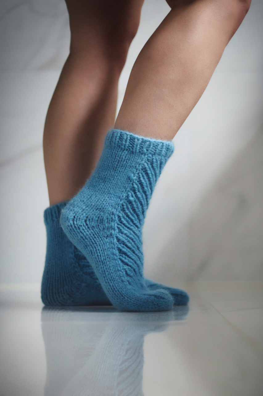 growing rib socks by humbleknit in use. Knitted in blue fritidsgarn from Sandnes garn.
